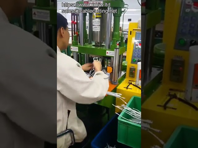เครื่องฉีดพลาสติกแนวตั้งขนาดเล็ก สำหรับการ Overmolding สายไฟและปลั๊ก PVC