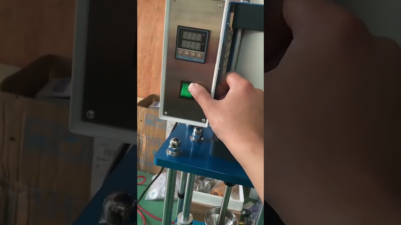 เครื่องฉีดพลาสติกขนาดเล็กแบบนิวเมติกตั้งโต๊ะ (Vertical Molding) สำหรับผลิตหัวชาร์จ USB และปลั๊กสวิตช์ไฟ