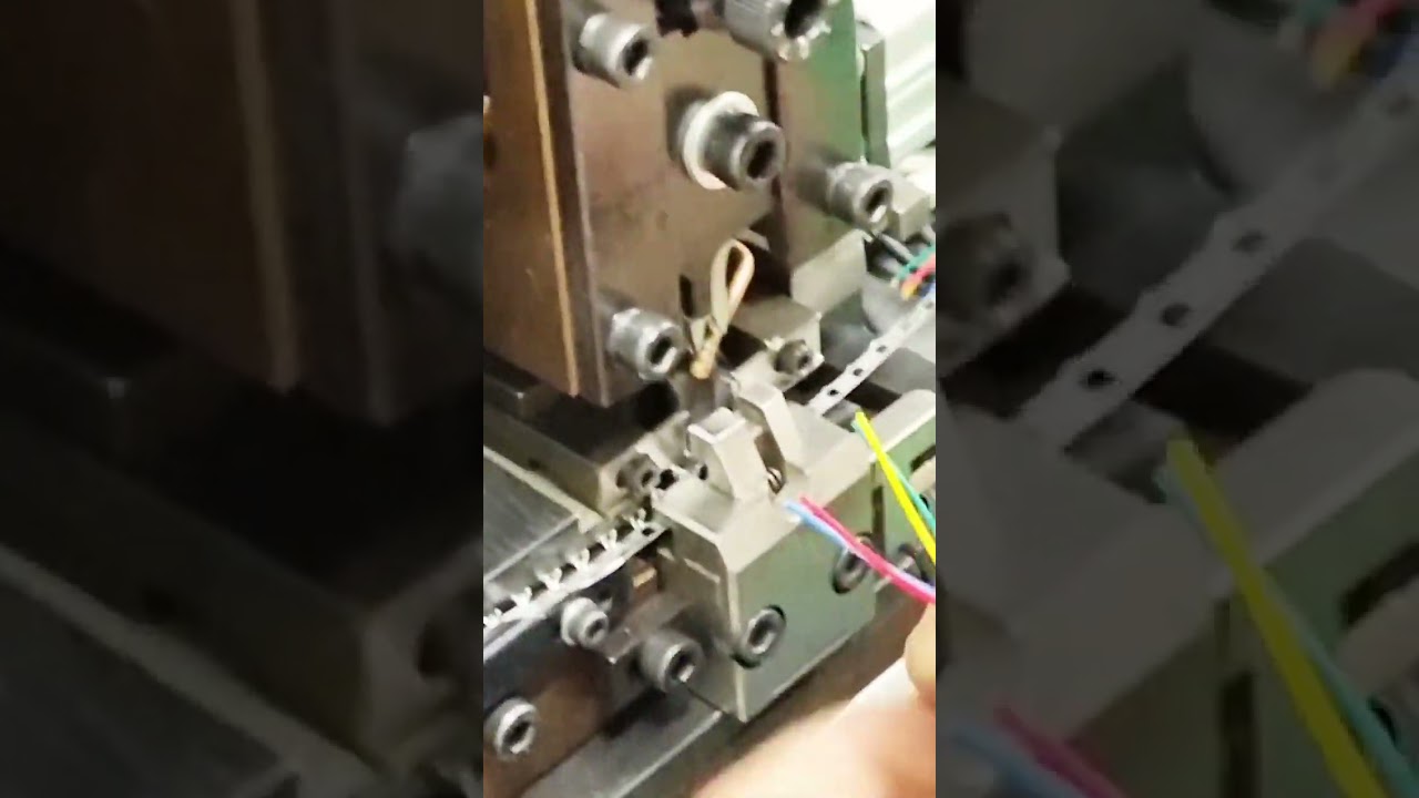 เครื่องคริมขั้วต่อสายไฟแบบต่อเนื่อง คริมสายสองเส้นด้วยขั้วต่อเดียว #factory #machine